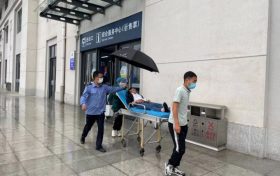 候車大廳愛心接力！漢中寧強(qiáng)南站救助暈厥旅客縮略圖