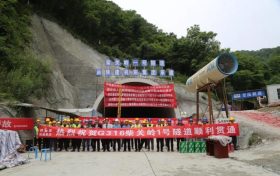 歷時(shí)一年半！留壩縣316國(guó)道柴關(guān)嶺1號(hào)隧道順利貫通縮略圖