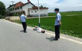 男子酷暑暈倒，民警傾力救助縮略圖