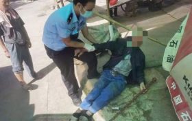 高溫酷暑下，一位老人暈倒在牟家壩鎮(zhèn)某路邊，疑似中暑縮略圖