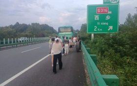 旅游大巴高速爆胎 民警及時(shí)救援解困縮略圖