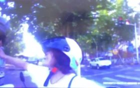 拘留10天！女子駕車(chē)不佩戴頭盔＋阻礙民警執(zhí)法被拘留縮略圖