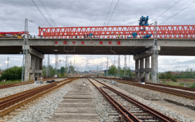 244國道上跨陽安鐵路大橋順利完成全部箱梁架設(shè)縮略圖