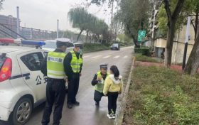 小女孩貪玩偷跑迷路 細(xì)心交警助其尋母縮略圖