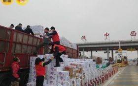 48噸火腿腸傾灑漢中收費(fèi)站附近，志愿者秒變“搬運(yùn)工”縮略圖