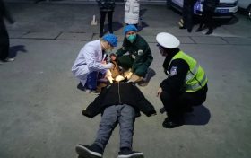 男子醉酒倒地 執(zhí)勤交警緊急救助縮略圖