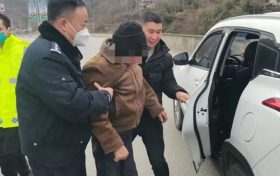醉酒老人癱坐路上 民警救助安全送家縮略圖