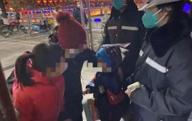 略陽交警執(zhí)勤中幫助走失孩子找到家人縮略圖