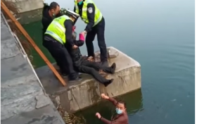 寧強(qiáng)公安民警及時救助落水群眾縮略圖
