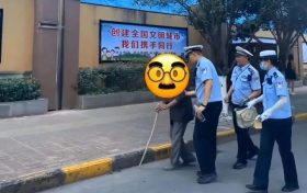 老人暈倒路邊！漢中交警暖心相助縮略圖