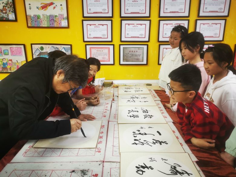 當(dāng)代著名書畫家蘇萬強、牟君誠 走進舒家壩鎮(zhèn)九年制學(xué)校鄉(xiāng)村少年宮插圖1