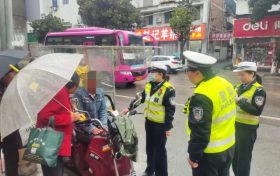 點(diǎn)贊！城固街頭這一幕，暖心→縮略圖