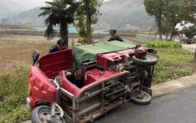 老人騎車摔倒路邊 民警及時暖心救助！縮略圖