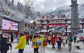 在漢江源景區(qū)，一場美麗的冰雪盛宴正在等著你！縮略圖