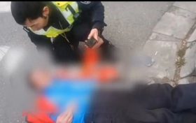 男子醉酒后路邊“躺平” 巡邏民警及時救助縮略圖