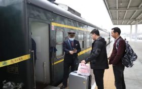 漢中1050名務(wù)工人員乘專列返崗！后期將加開(kāi)11趟專列→縮略圖