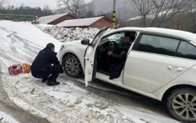 寧強(qiáng)公安：車輛被困雪地 民警及時(shí)救援縮略圖