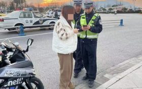 群眾大意丟手機(jī)，交警撿起速歸還縮略圖