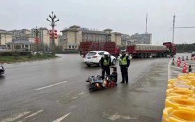 男子騎車滑倒，城固交警暖心幫助縮略圖