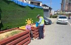 一名老人突然中暑癱坐路邊，幸好…縮略圖
