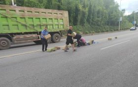 【夏季行動】“貨車途中‘卸貨’，民警秒變‘搬運(yùn)工’，群眾也來湊熱鬧”縮略圖