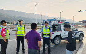 男子騎電動(dòng)車上高速見網(wǎng)友 漢中高速交警及時(shí)攔截送回縮略圖