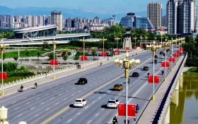 氛圍感拉滿！“中國紅”扮靚漢中街頭 →縮略圖