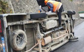 車輛失控側(cè)翻，司乘人員被困！危急時(shí)刻，幸好漢中的他們→縮略圖