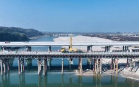 108國(guó)道洋縣湑水橋改造工程施工便道(便橋)于昨日正式開(kāi)放交通縮略圖