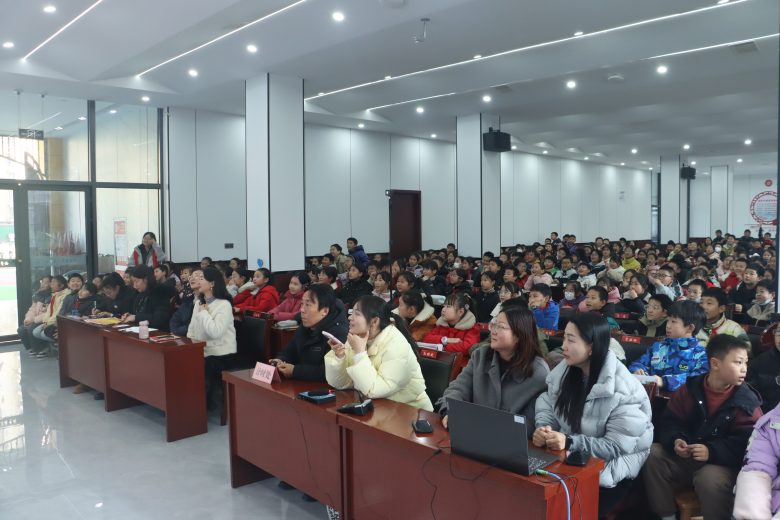 香浸潤童年·閱讀點(diǎn)亮人生-西鄉(xiāng)縣東關(guān)小學(xué)舉辦第六屆“紅梅杯”校園詩詞大會插圖2